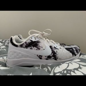 Nike Air black and white runner